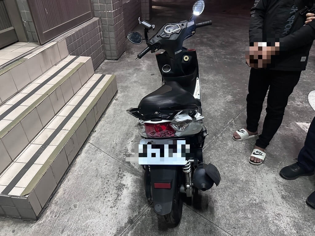 苗栗縣警察局大湖分局28日指出，26歲陳姓男子竊取機車騎乘途中油料耗盡，異想天開報警求助，員警發現陳男所騎機車為贓車，更涉及其他竊案，當場依竊盜現行犯帶回送辦。（警方提供）中央社記者管瑞平傳真  115年1月28日