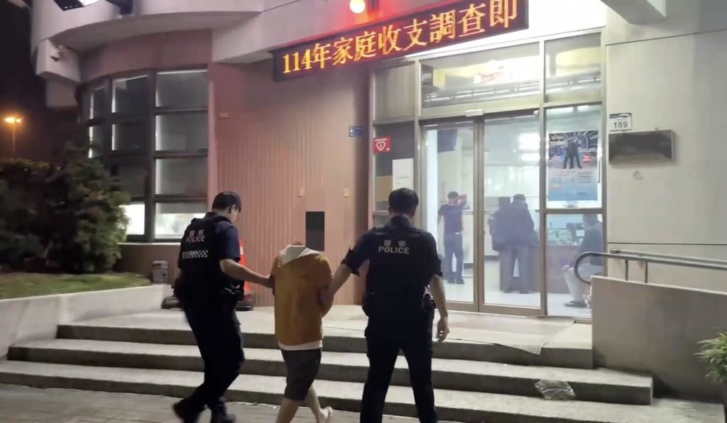 李姓駕駛27日晚間開車行經高雄市仁武區拒檢逃逸，汽車輪胎遭警方開15槍，案發後5小時內被逮，到案稱「因沒繫安全帶，怕警察攔下開單，才拒檢逃逸」，全案詢後依公共危險等罪嫌偵辦。（高雄市政府警察局仁武分局提供）中央社記者張已亷傳真　115年1月28日