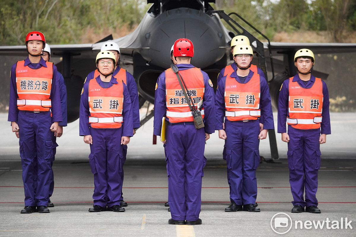 空軍第四戰術戰鬥機聯隊今進行「潛力裝掛演練」，潛力裝掛係指武掛人員在指定時限內，完成戰機各項武器外載、副油箱裝掛及運輸作業。圖為武掛人員在掛載AIM-120及AIM-9M飛彈掛載前，在F-16V戰機前待命。 圖：張良一/攝