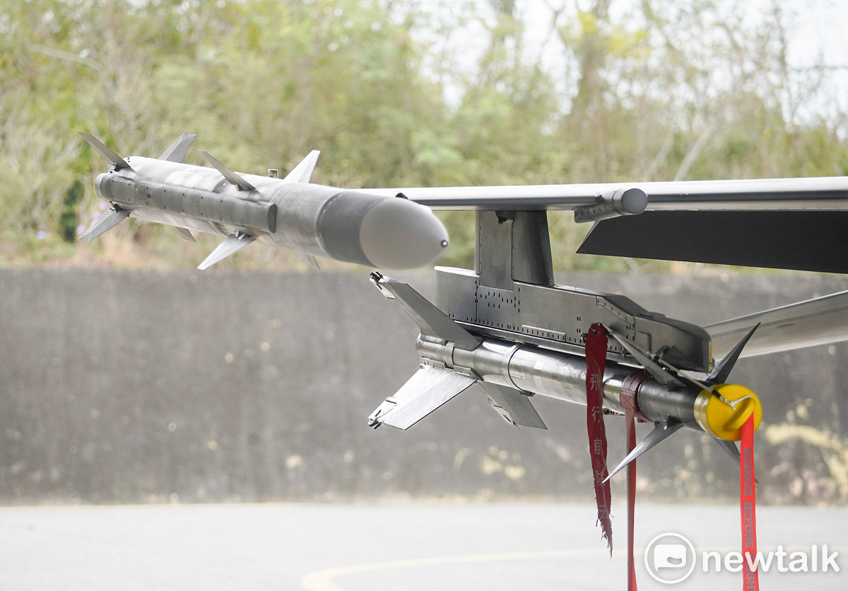 掛載在F-16V戰機上 AIM-120飛彈（左上）與AIM-9M飛彈。 圖：張良一/攝