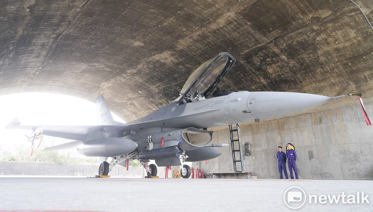 空軍第四戰術戰鬥機聯隊的兩位機工長在F-16V戰機滑出機庫前，在戰機旁待命。 圖：張良一/攝