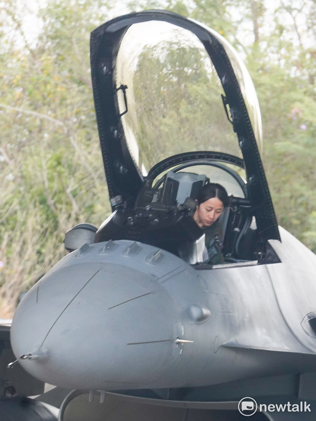 空軍第四戰術戰鬥機聯隊的陳怡慈飛官在F-16V戰機滑行機庫前在機艙內檢查與準備。 圖：張良一/攝