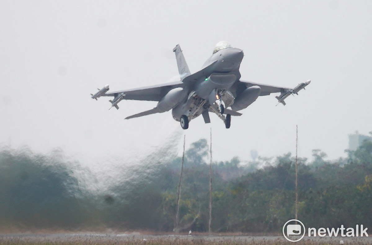 一架在指定時間內完成潛力裝掛作業的F-16V戰機，隨即滑出機庫迅速起飛。 圖：張良一/攝（資料照）