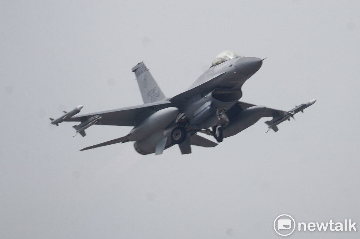 一架在指定時間內完成潛力裝掛作業的F-16V戰機，隨即滑出機庫迅速起飛。 圖：張良一/攝
