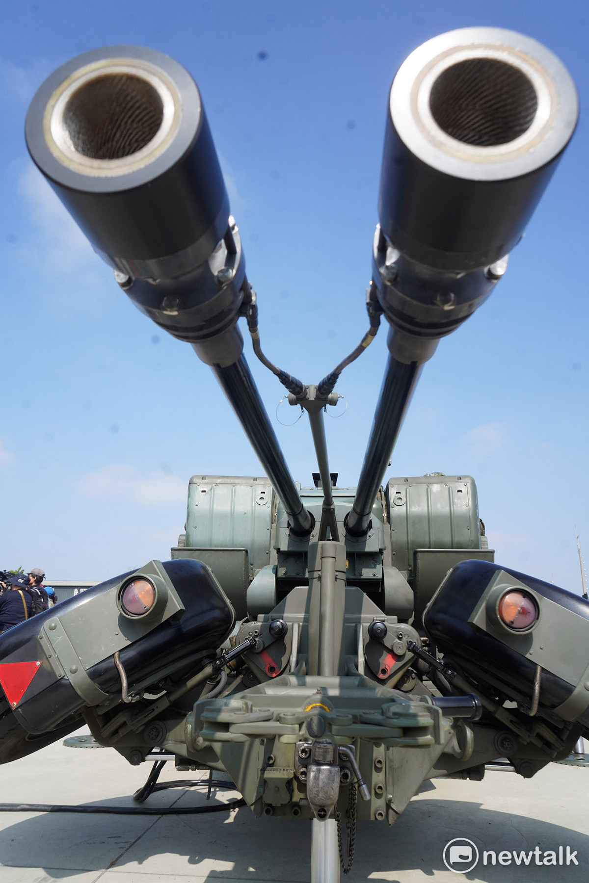 空軍第七九五旅官兵在空軍嘉義基地進行防空攔截演練，圖為德製三五快砲，主要用在攔截來襲的飛機及巡弋飛彈，在我國空防負責中、低空層防護任務。 圖：張良一/攝