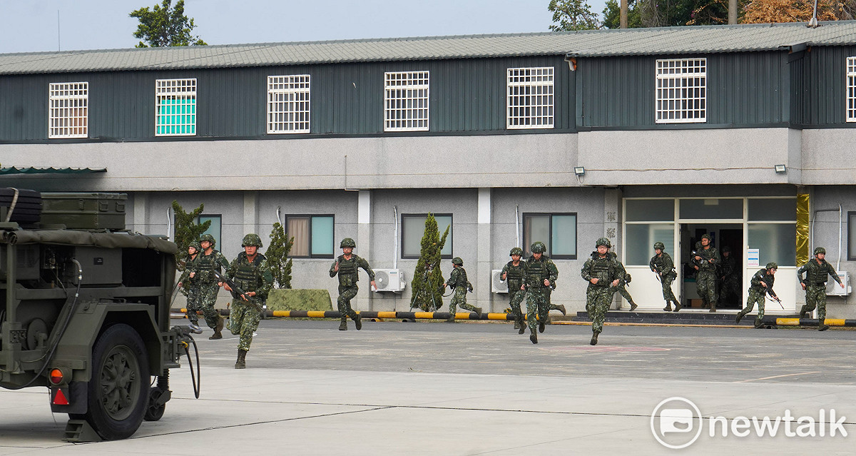 空軍第七九五旅在嘉義基地進行防空攔截演練，官兵在接到防空攔截命令時，在警鈴大響的同時衝出營房就裝備位置進行戰備。 圖：張良一/攝