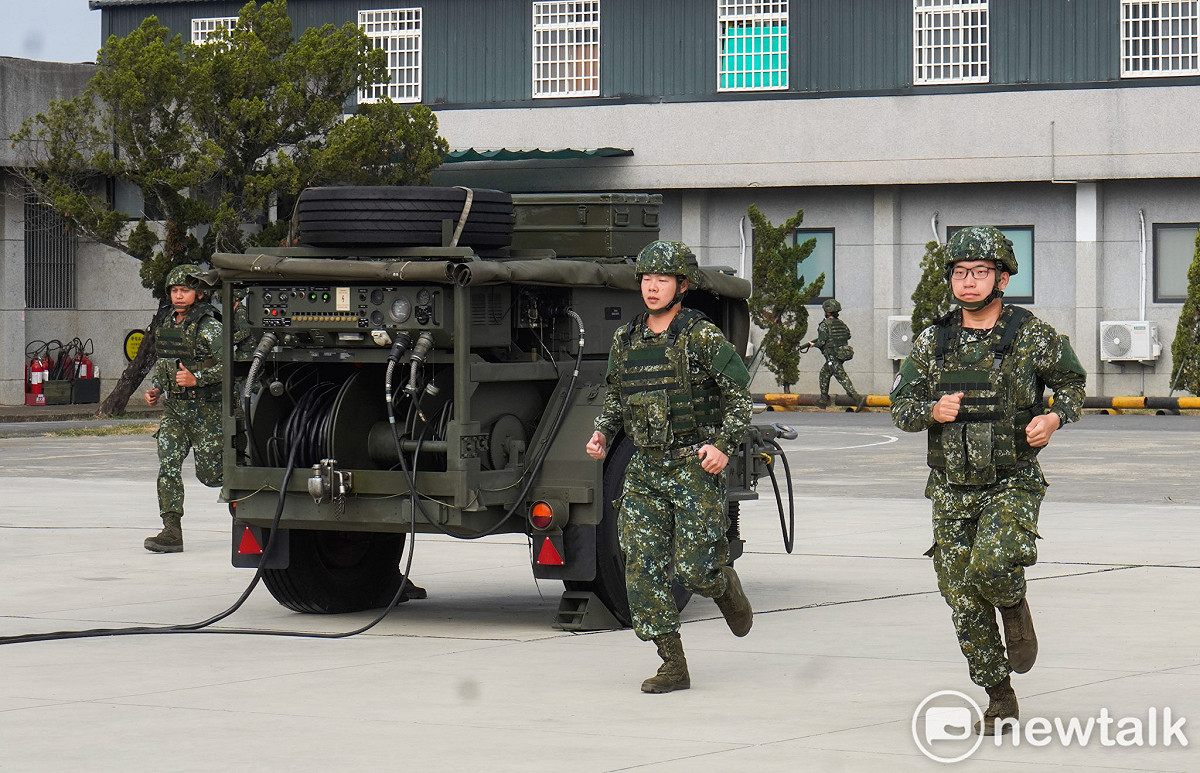 空軍第七九五旅官兵在接到防空攔截命令時，衝出營房就裝備位置進行戰備。 圖：張良一/攝