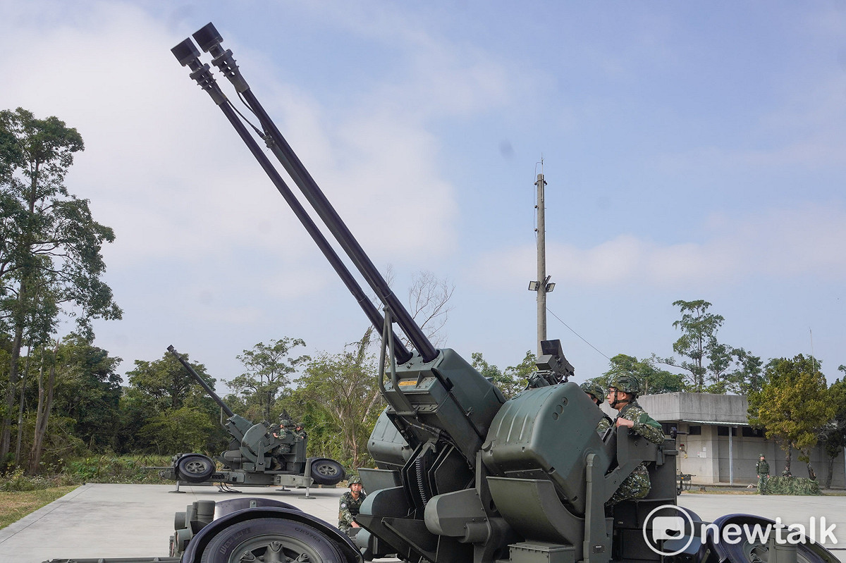 空軍第七九五旅官兵在空軍嘉義基地進行防空攔截演練，圖為德製三五快砲，主要用在攔截來襲的飛機及巡弋飛彈，在我國空防負責中、低空層防護任務。 圖：張良一/攝
