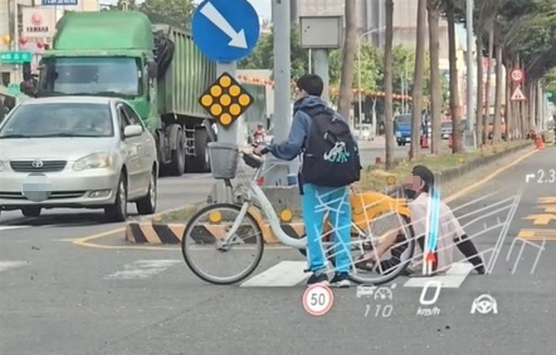 少年護送身障者過馬路畫面曝光，暖哭網友。 圖：翻攝自Threads