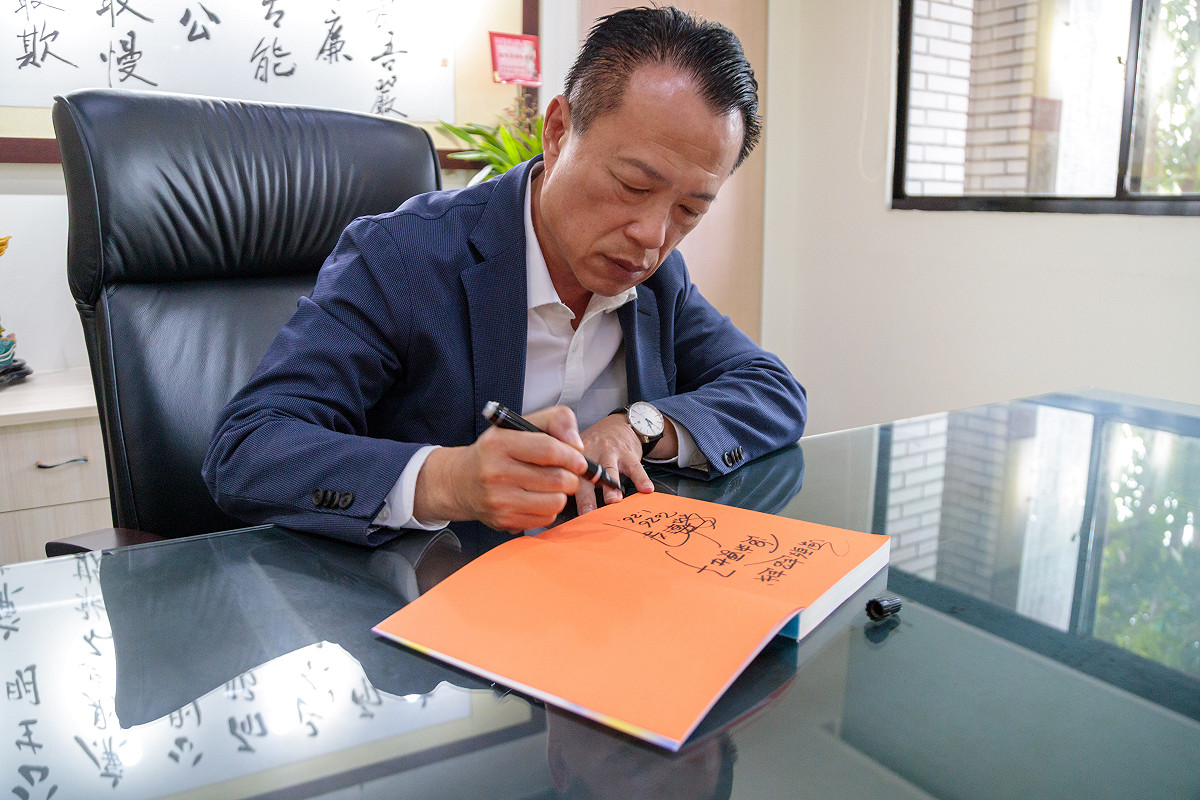翁章梁表示，自己長期支持紙風車理念，自先前擔任社會局長以來，已出席368工程演出超過30場，是實際陪伴紙風車走遍鄉鎮最多的縣長。 圖：嘉義縣政府提供