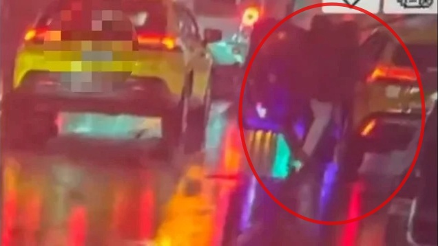 不滿計程車拒載，戴姓兄弟將運將拖出車外毆打。 圖：翻攝畫面