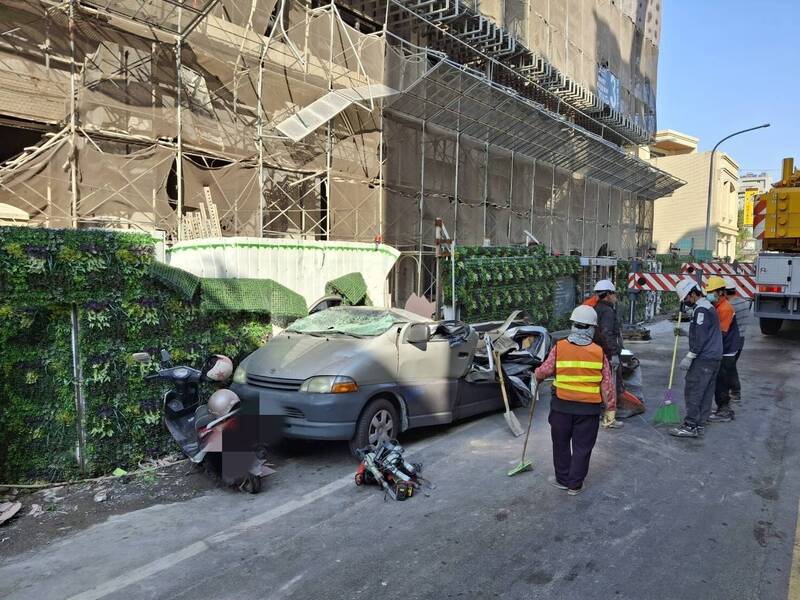 彰化縣溪湖鎮光平街一處工地發生意外事故，高空板材不慎掉落，砸毀2輛車。 圖：翻攝畫面