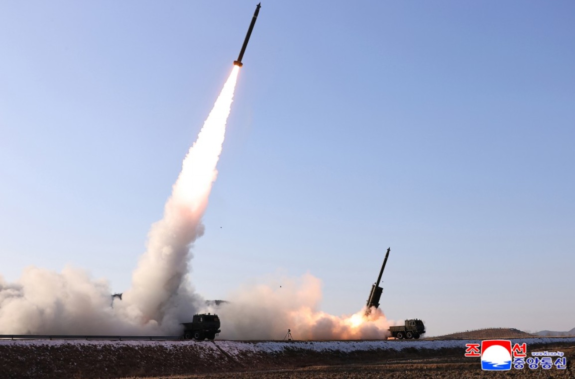 北韓27日下午對日本海海域試射4枚「升級版大口徑火箭炮」。 圖：翻攝朝中社
