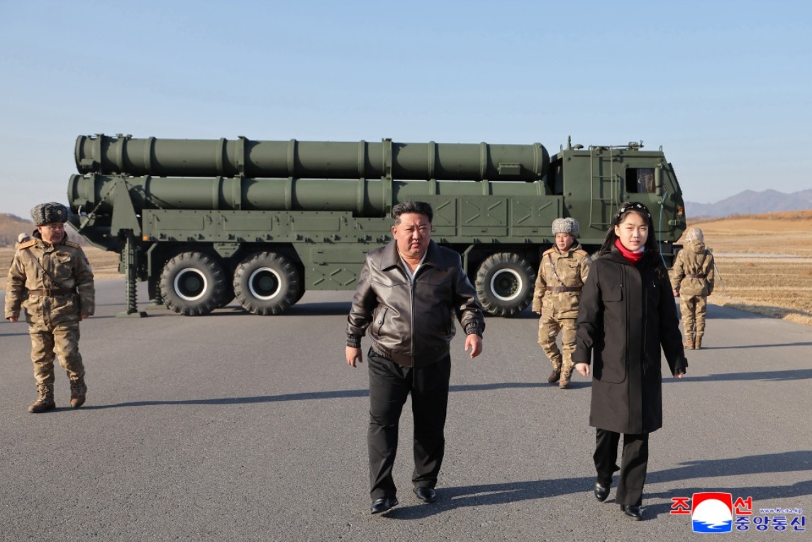北韓27日試射「升級版大口徑火箭炮」，領導人金正恩攜愛女金主愛親臨視導。 圖：翻攝朝中社