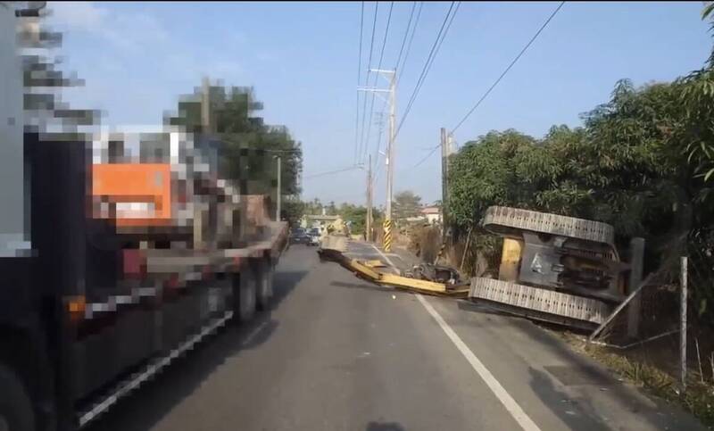 聯結車過彎時怪手脫落翻覆，對向機車騎士遭砸身亡。 圖：警方提供