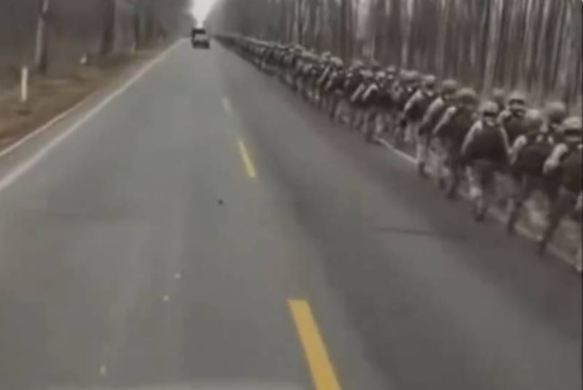 張又俠被捕後，網路上出現大量解放軍全副武裝移動的畫面，網友稱是在進京勤王。 圖 : 翻攝自 X / 破幕推牆