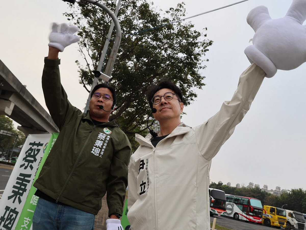 尹立(右)與蔡秉璁(左)站路口向通勤市民問安，以實際行動展現跨區合作的決心。 圖：尹立競選服務處/提供