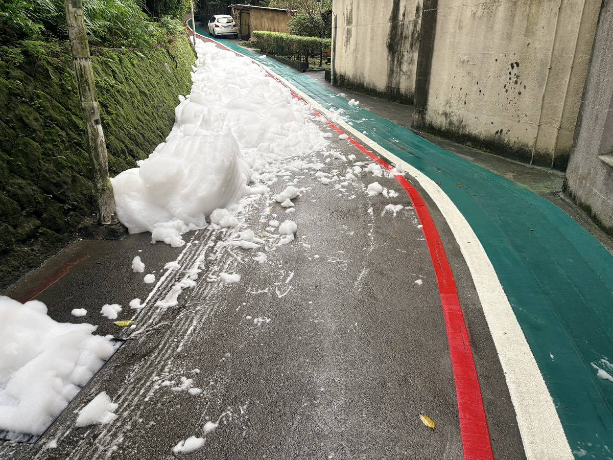 基隆市壽山路水溝出現大量白色泡沫，環保局到場調查。 圖：翻攝自臉書