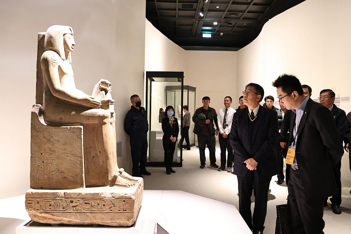 奇美博物館與大英博物館攜手推出台灣史上規模最大的法老文物特展《埃及之王：法老》，今日舉行開幕典禮，台南市長黃偉哲下午特別出席，與國內外博物館界代表及貴賓一同揭開特展序幕。 圖：台南市政府提供