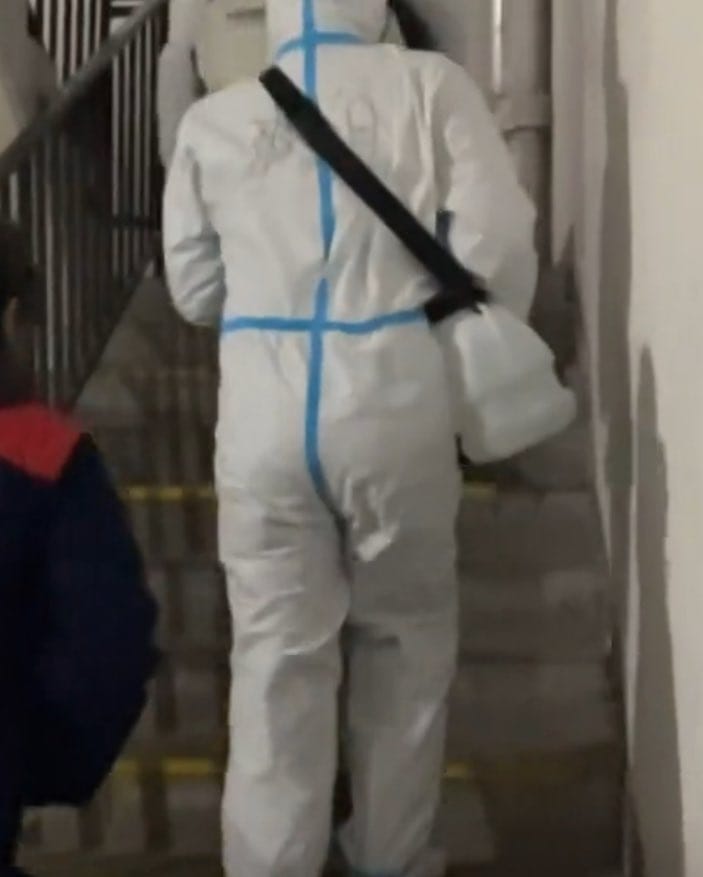 印度爆立百武漢秒出藥遭諷預知，青島陷不明疫情死訊頻傳封城惹恐慌。(圖為中國網友拍攝相關照片) 圖：翻攝自「破幕推墙——Real China」Ｘ帳號