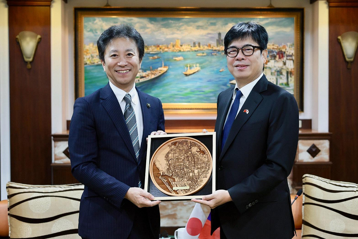 菊地正寬(左)首度率團訪高拜會陳其邁(右)。 圖：高雄市行國處/提供