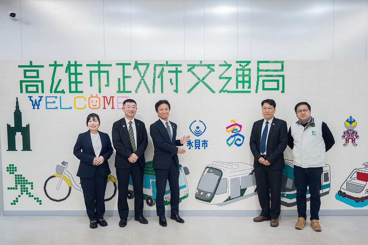 菊地正寬(左三)參訪智慧運輸中心，瞭解高雄在城市治理及智慧運輸的發展成果。 圖：高雄市行國處/提供