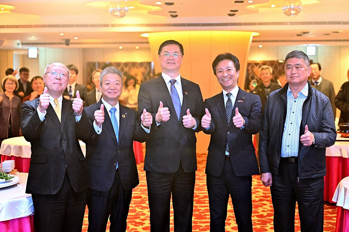 羅達生(中)應邀出席「冰見寒鰤魚懇親會」。 圖：高雄市行國處/提供