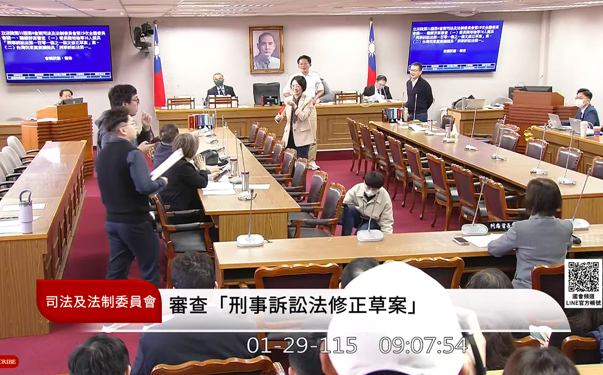 立院司法及法制委員會迎來本會期最後一次會議，國民黨籍召委翁曉玲今日自贈錦旗給即將卸任的白委黃國昌，邀請綠委合照卻遭拒絕。 圖：翻攝自國會頻道