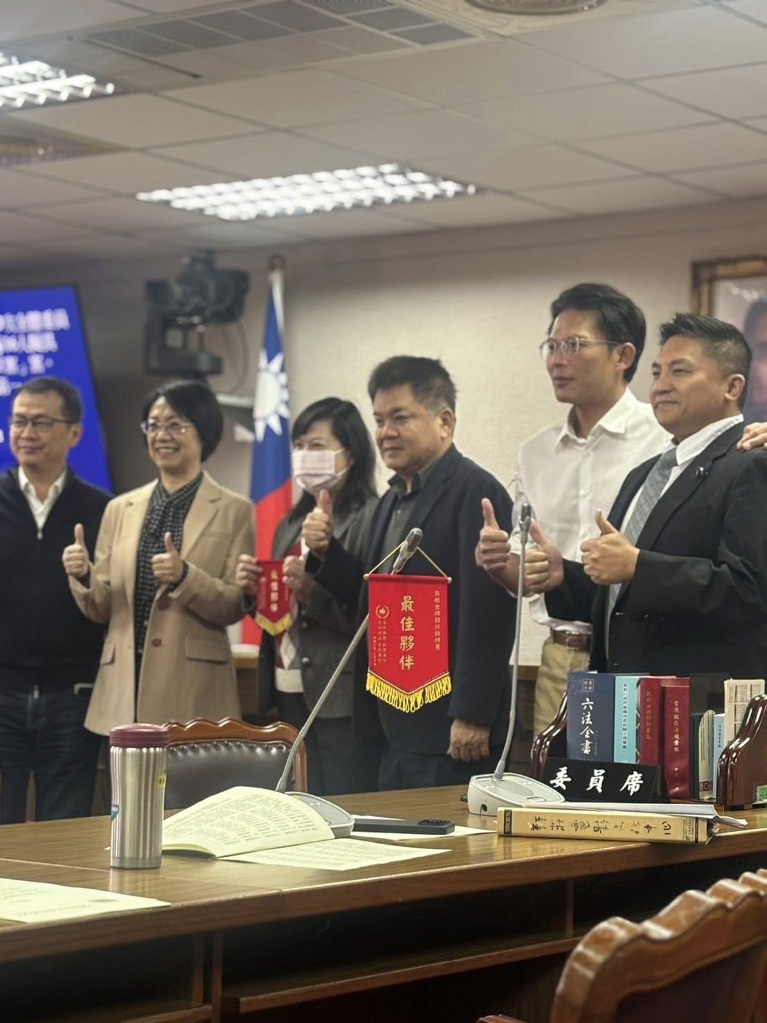 司法及法制委員會主席翁曉玲在會議開始前，特別準備錦旗致贈黃國昌表達肯定。 圖：翻攝自周軒臉書