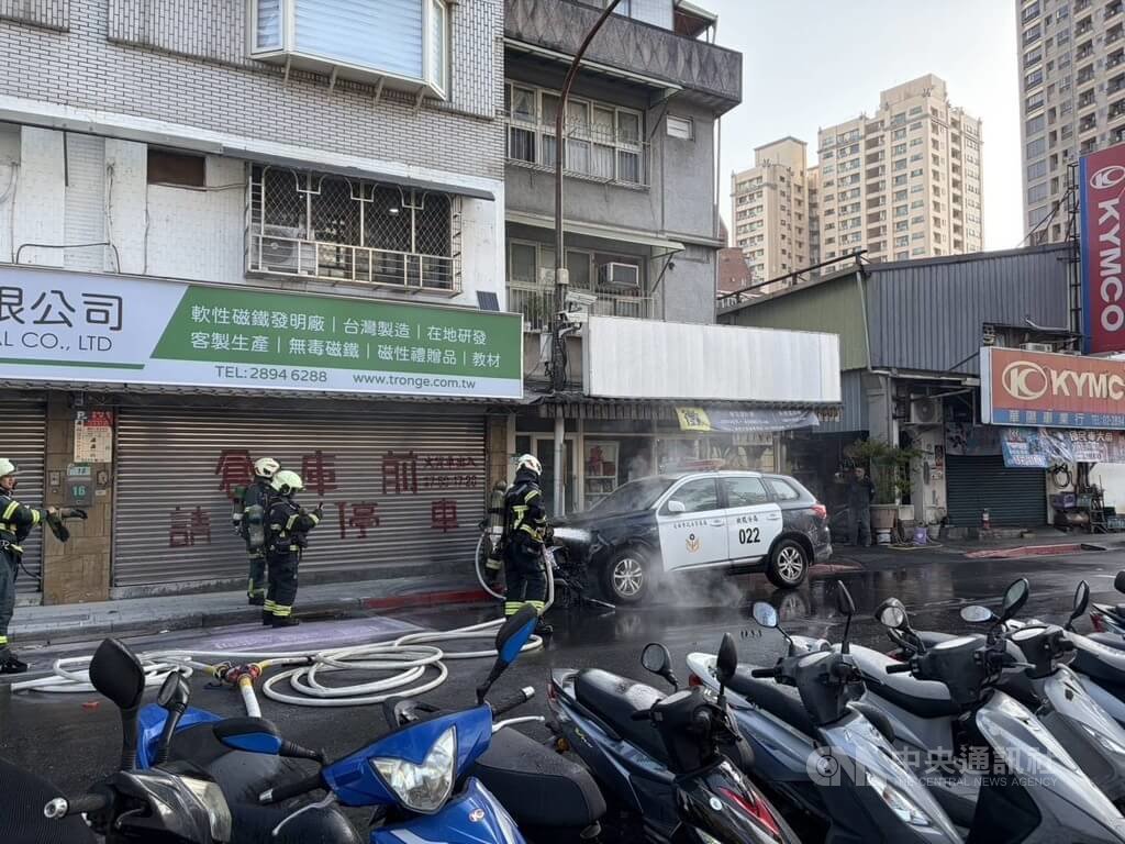 台北市北投區29日發生警車故障停放路旁起火自燃事故，台北市消防局獲報派員到場滅火，所幸現場無人受傷。（翻攝照片）中央社記者黃麗芸傳真　115年1月29日