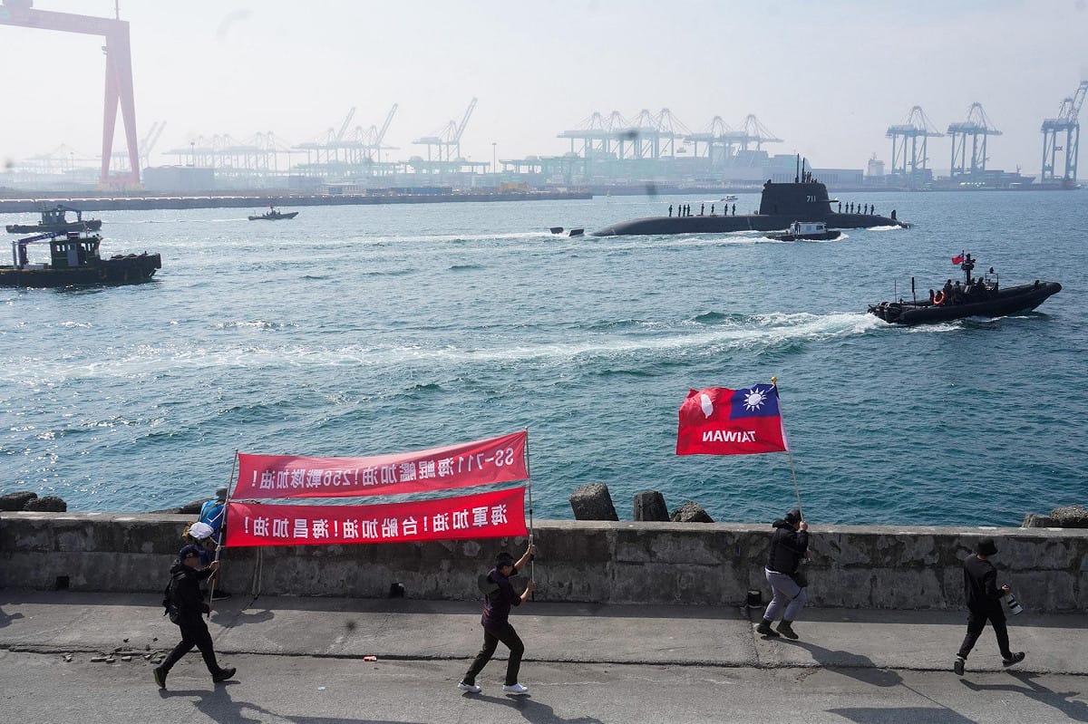 不少軍事迷也前往高雄港為「海鯤號」首次潛航測試加油。 圖：張良一/攝