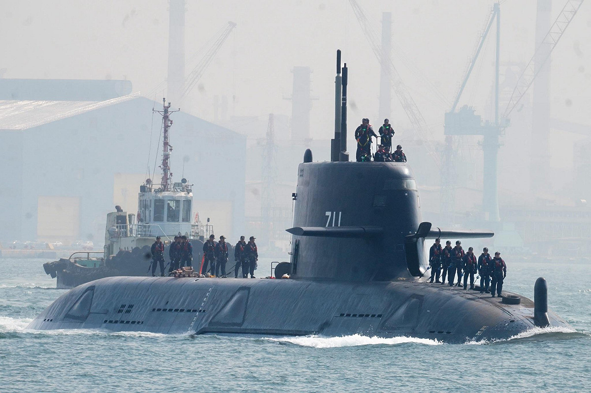 我國首艘國造潛艦「海鯤號」今（29）日在高雄港進行首次潛航測試。 圖：張良一/攝