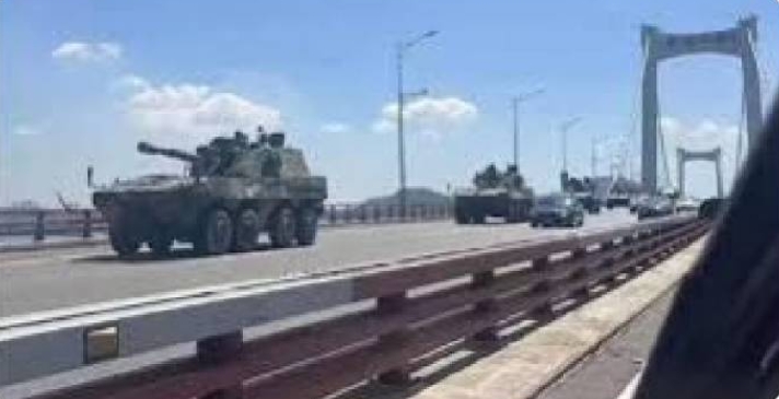 網路上出現大批解放軍戰車開向北京的畫面，有網友稱是進京勤王救張又俠。 圖 : 翻攝自X