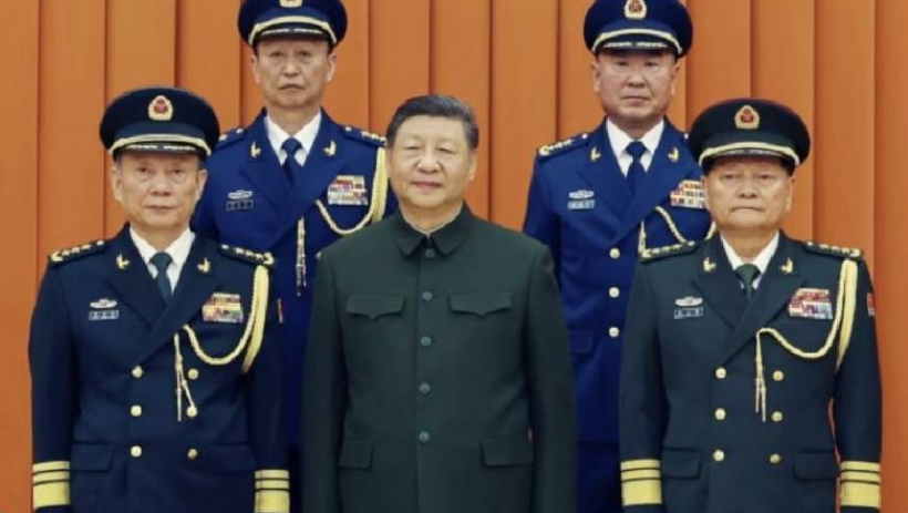 中國國家主席習近平(中)與張又俠(右)等軍事將領們的合照。 圖 : 翻攝自X / WarMonitor