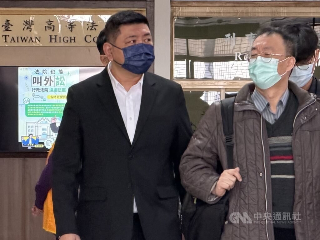 藝人NONO（陳宣裕）（左）被控妨害性自主案29日在台灣高等法院開庭，NONO庭訊後，在律師團隊陪同下離開法院。中央社記者劉世怡攝　115年1月29日