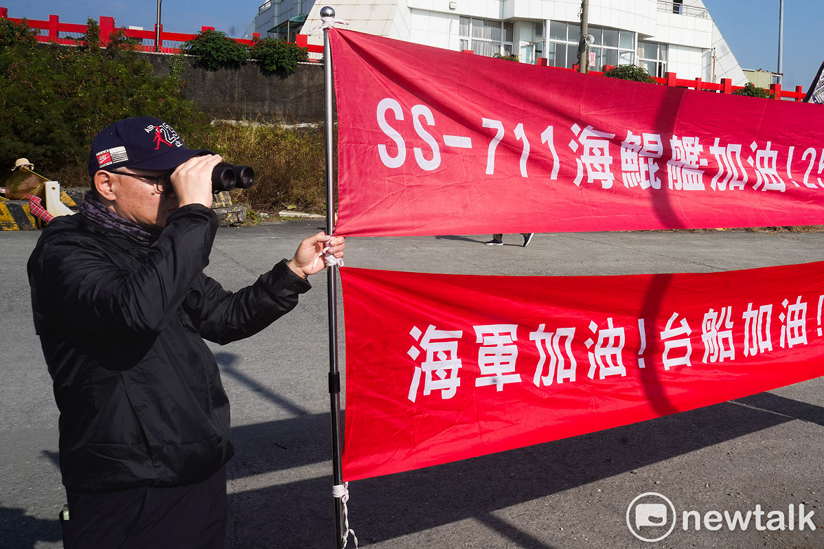 國造海鯤號今到高雄外海首度進行潛航測試，一位海軍256戰役退役軍官一大清早就在港邊拿著望遠鏡觀測、守候，見證歷史性的一刻。 圖：張良一/攝