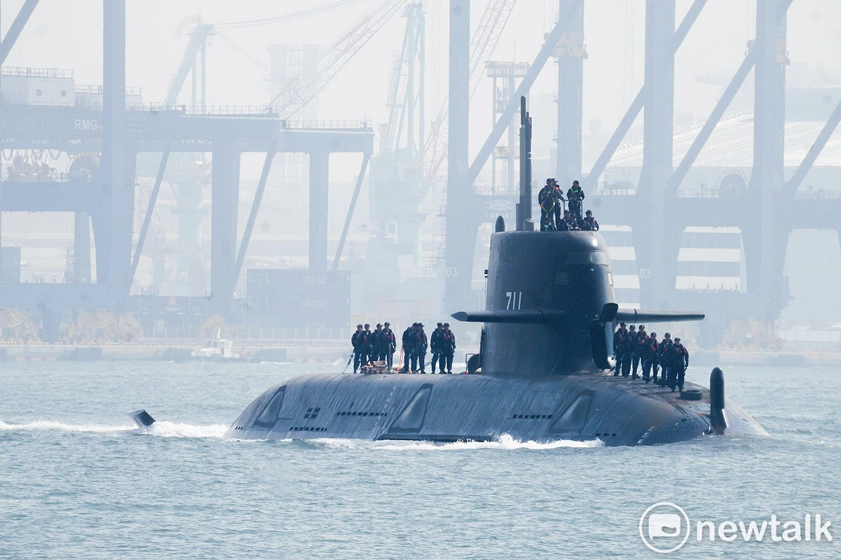 我國首艘國造潛艦「海鯤號」原本預計上月29日出港測試，但遇颱風薔蜜之影響，使得台船決定出港測試暫緩，而海鯤號1日再度駛出高雄港進行海測。 圖：張良一/攝（資料照）