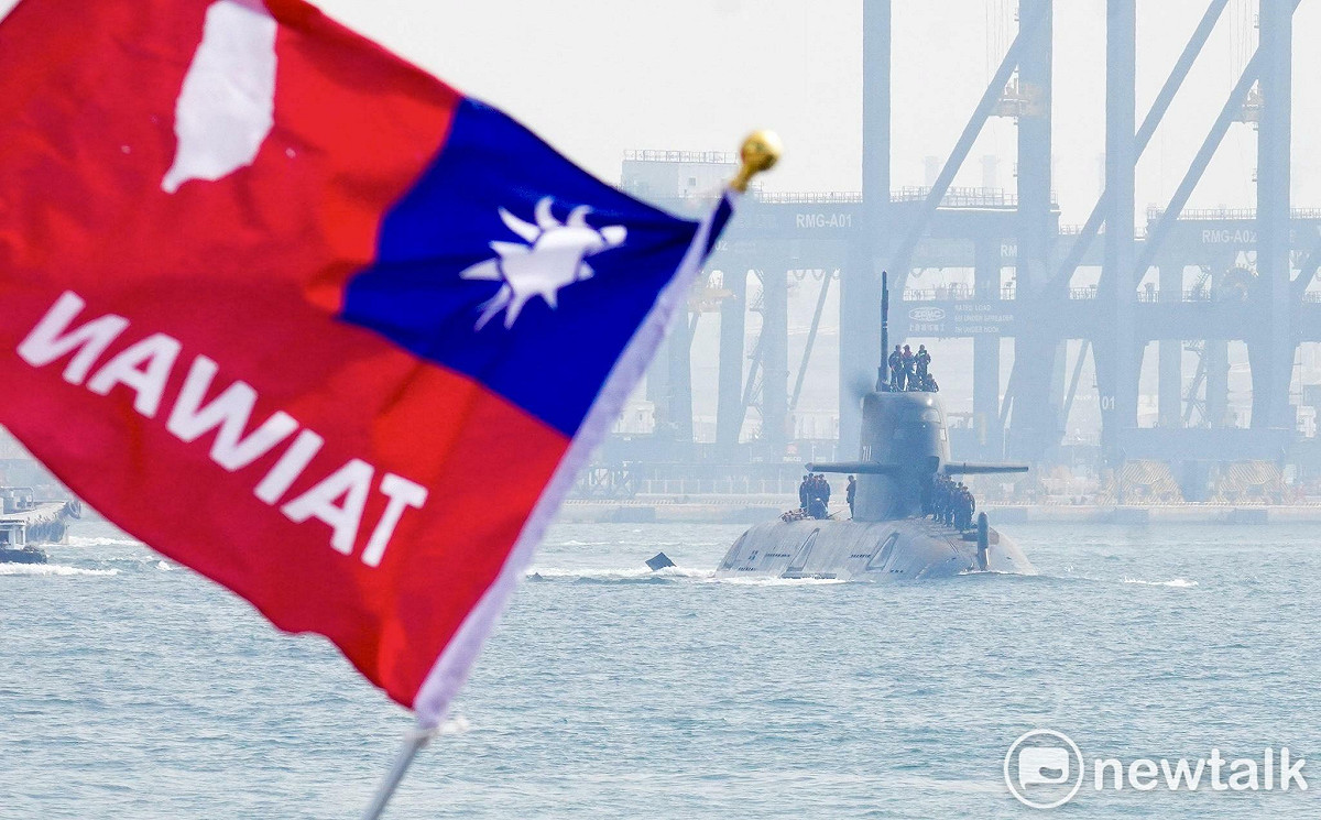 台灣首艘國造潛艦海鯤號今在高雄外海首度進行潛航測試，當海鯤號現身高雄港時，海軍256戰役退役軍官和大批在港邊見證令人驕傲的一刻，並揮舞著書寫台灣的國旗和加油布條。 圖：張良一/攝