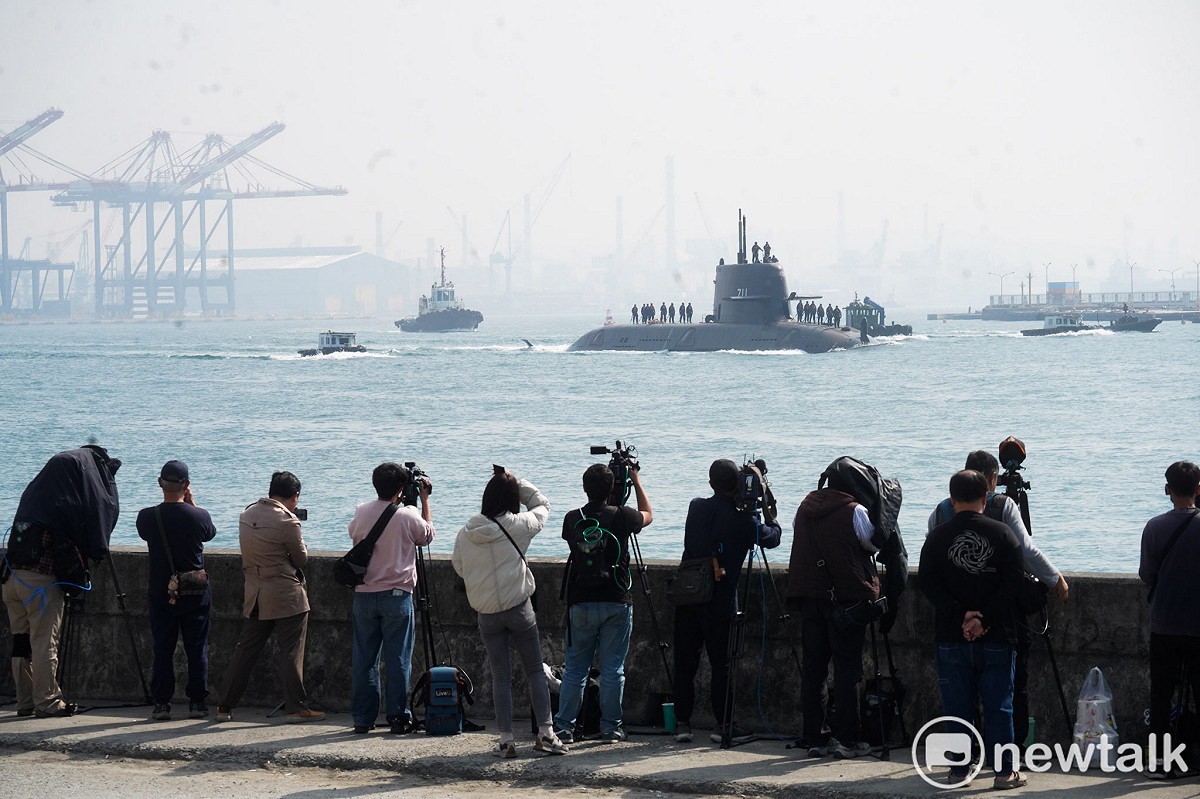 台灣首艘國造潛艦海鯤號今在高雄外海首度進行潛航測試，吸引大批媒體和軍事迷紀錄歷史性的一刻。 圖：張良一/攝