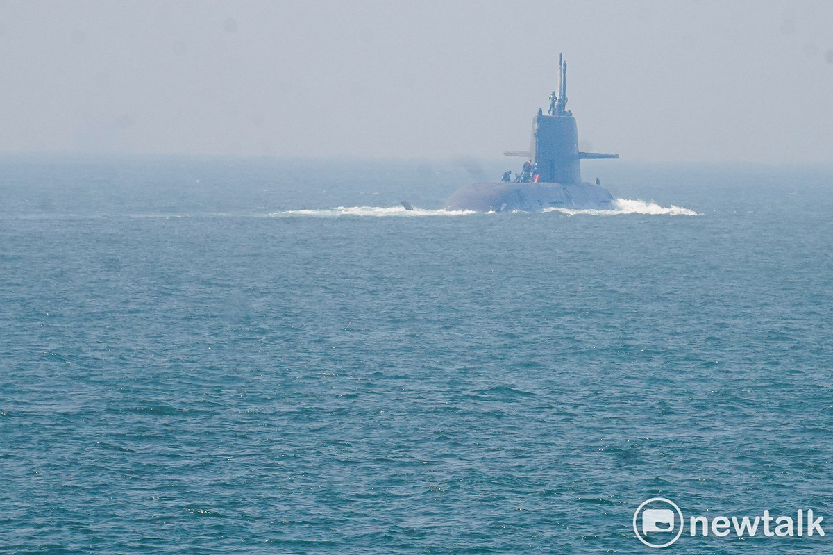 台灣首艘國造潛艦海鯤號今在高雄外海首度進行潛航測試。 圖：張良一/攝