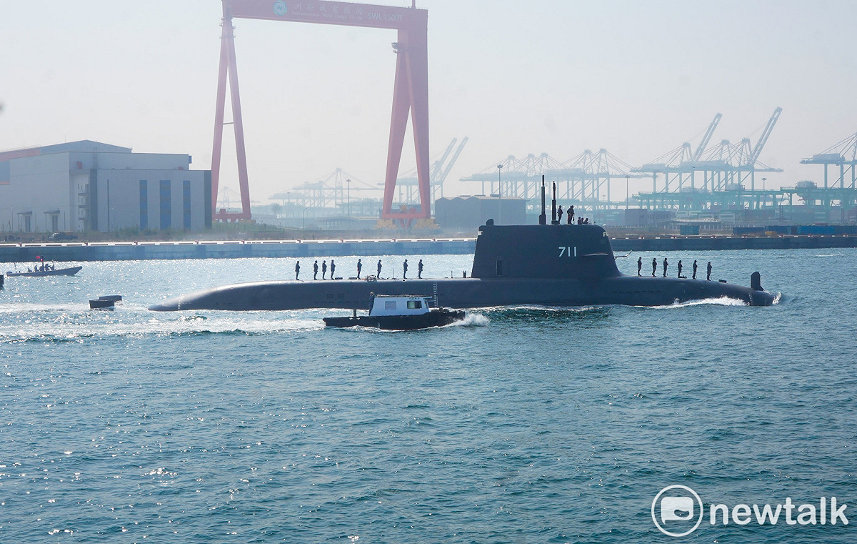 台灣首艘國造潛艦海鯤號今在高雄外海首度進行潛航測試。 圖：張良一/攝