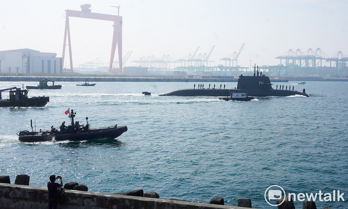 台灣首艘國造潛艦海鯤號今在高雄外海首度進行潛航測試，海軍陸戰隊官兵駕著快艇在海鯤號兩側戒護。 圖：張良一/攝
