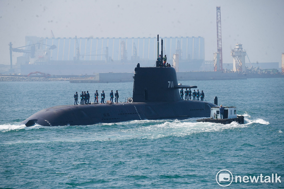 台灣首艘國造潛艦海鯤號今在高雄外海首度進行潛航測試。 圖：張良一/攝