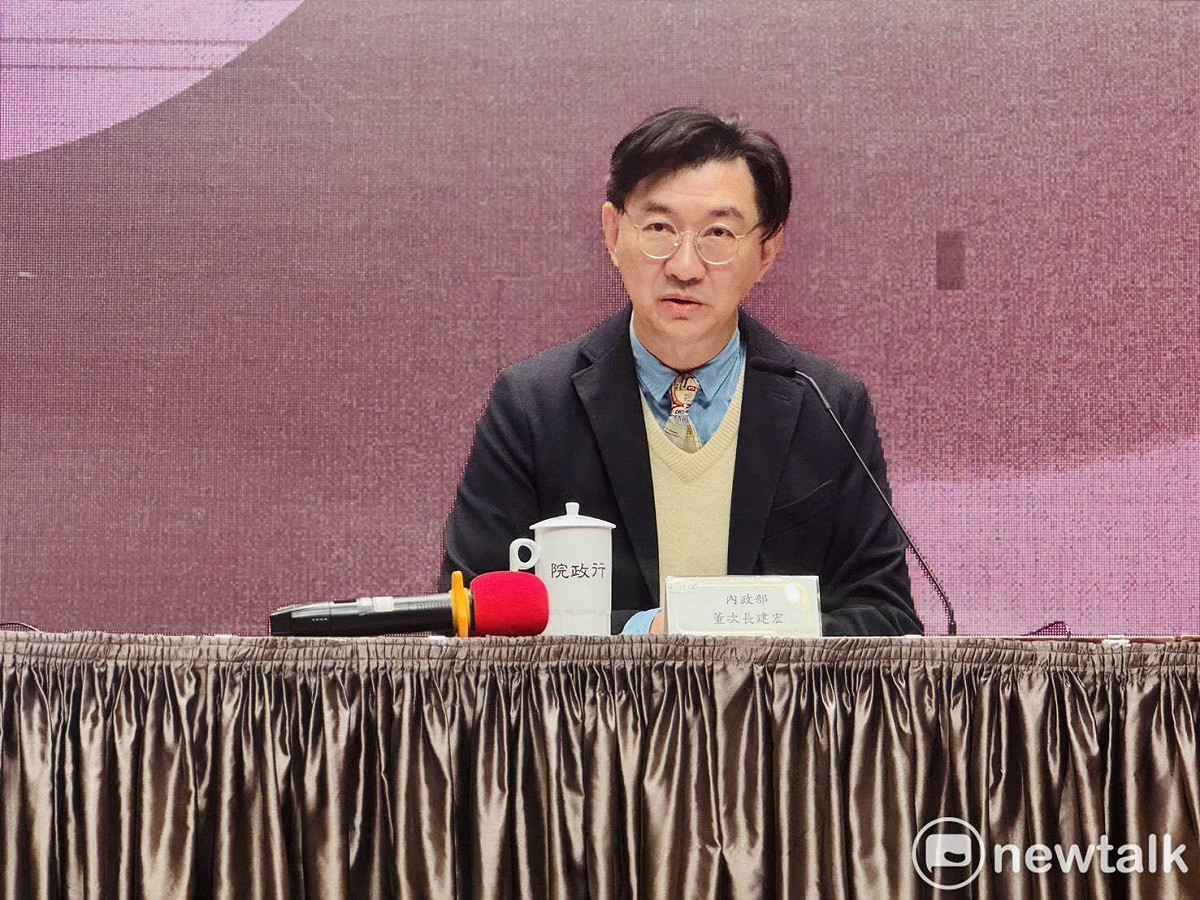 內政部次長董建宏今（29）日在行政院會後記者會針對媒體提問強調，依據《國籍法》規定，李貞秀就職後，就會行文立法院要求她必須提出放棄中華人民共和國國籍申請，並在一年內完成，否則無法繼續擔任公職，「沒有討論餘地」。 圖：謝莉慧/攝