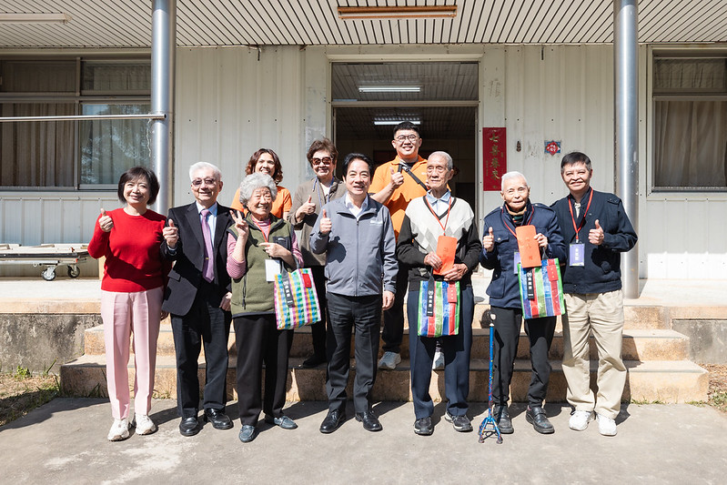 賴清德出席弘道老人福利基金會「寒冬助老拜早年陪伴獨居長輩圍爐」活動。 圖：總統府提供