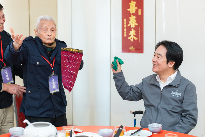 鐘波球爺爺變魔術，賴清德也一同參與。 圖：總統府提供