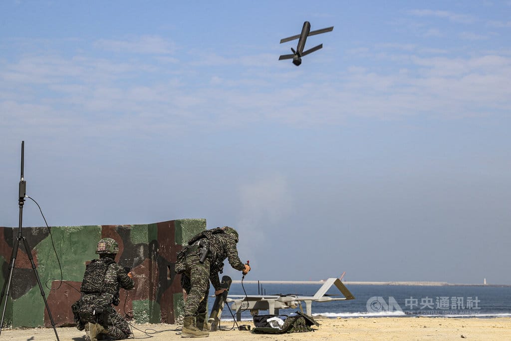 海軍29日執行春節加強戰備操演，以海域及戰場覺知為主軸，執行「近岸防域作戰協力濱海打擊」科目，勁蜂1型攻擊型無人機首度公開實彈發射。中央社記者鄭清元攝　115年1月29日