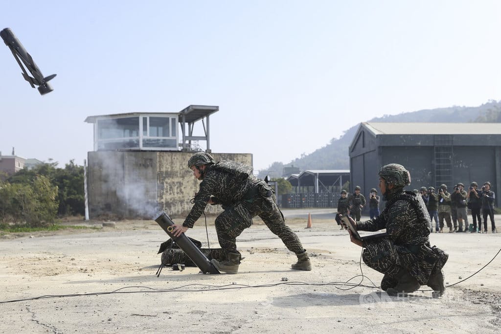 海軍29日執行春節加強戰備操演，勁蜂1型攻擊型無人機首度公開實彈發射，其中1架無人機發射後直接墜入沙灘，之後再補射1架無人機。圖為再次射出的無人機。中央社記者鄭清元攝　115年1月29日