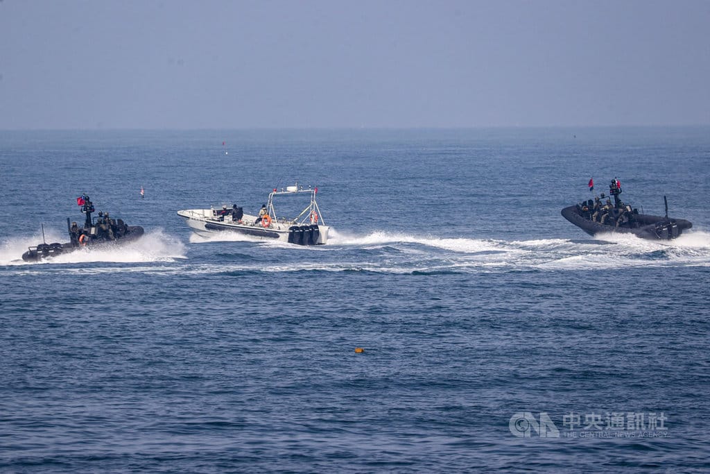 海軍29日執行春節加強戰備，操演初期想定接獲情資發現不明機漁船在周邊海域徘徊，兩棲偵搜大隊運用M109突擊艇前往攔截盤查，並實施驅離。中央社記者鄭清元攝　115年1月29日