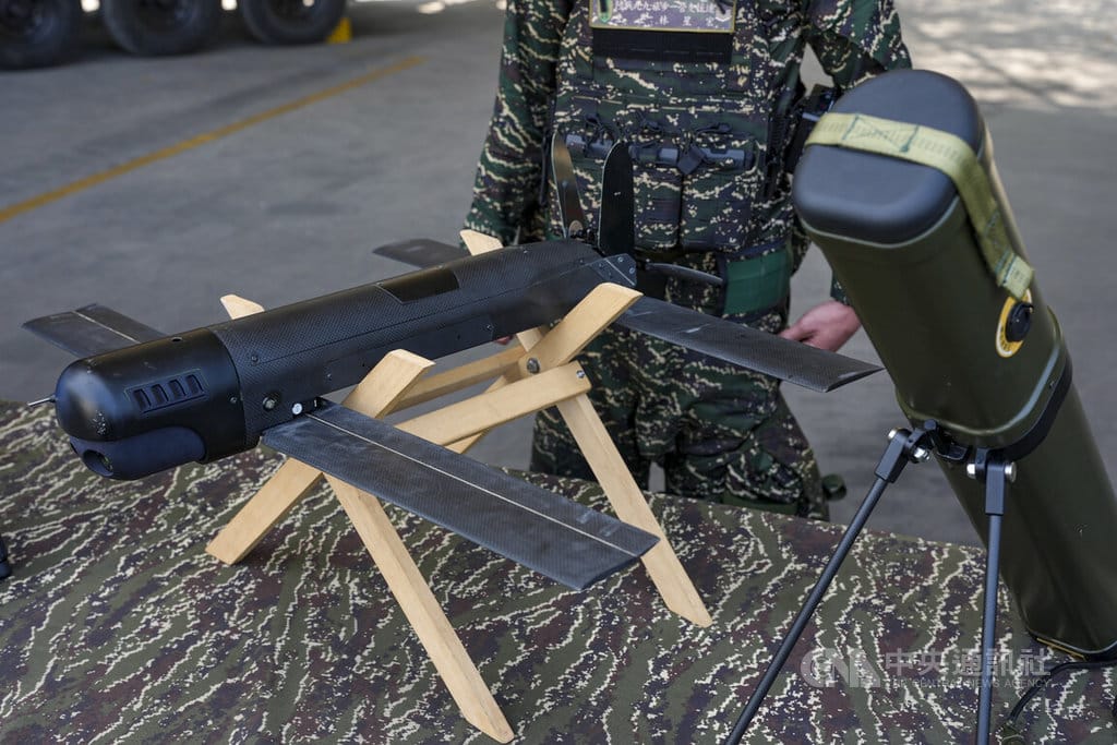 國防部國軍春節加強戰備媒體邀訪29日進入第3天，現場展示出勁蜂1型攻擊型無人機，呈現出筒射起飛不回收的特性。中央社記者鄭清元攝　115年1月29日